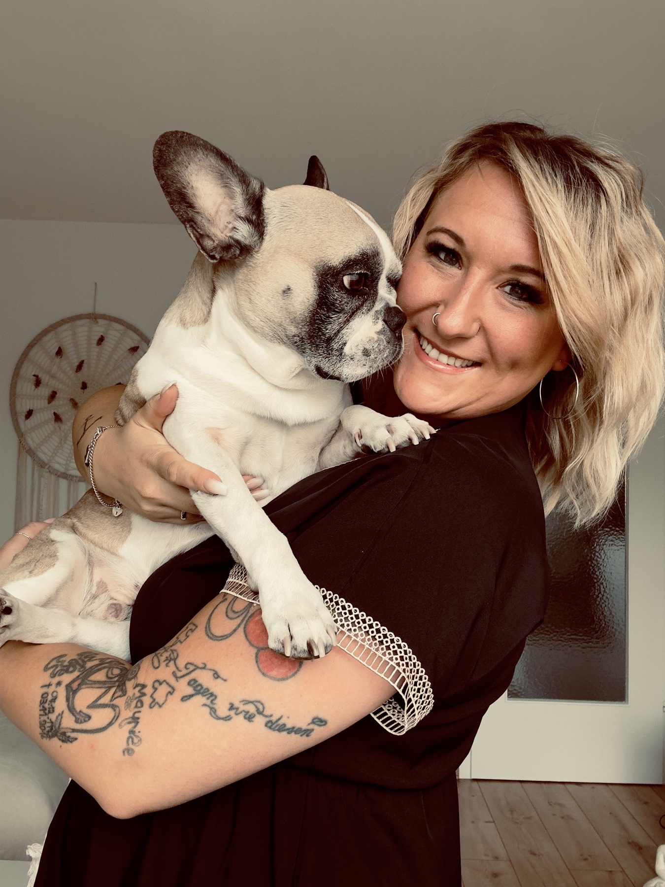 Jaqueline Bernbeck privat mit ihrer französischen Bulldogge