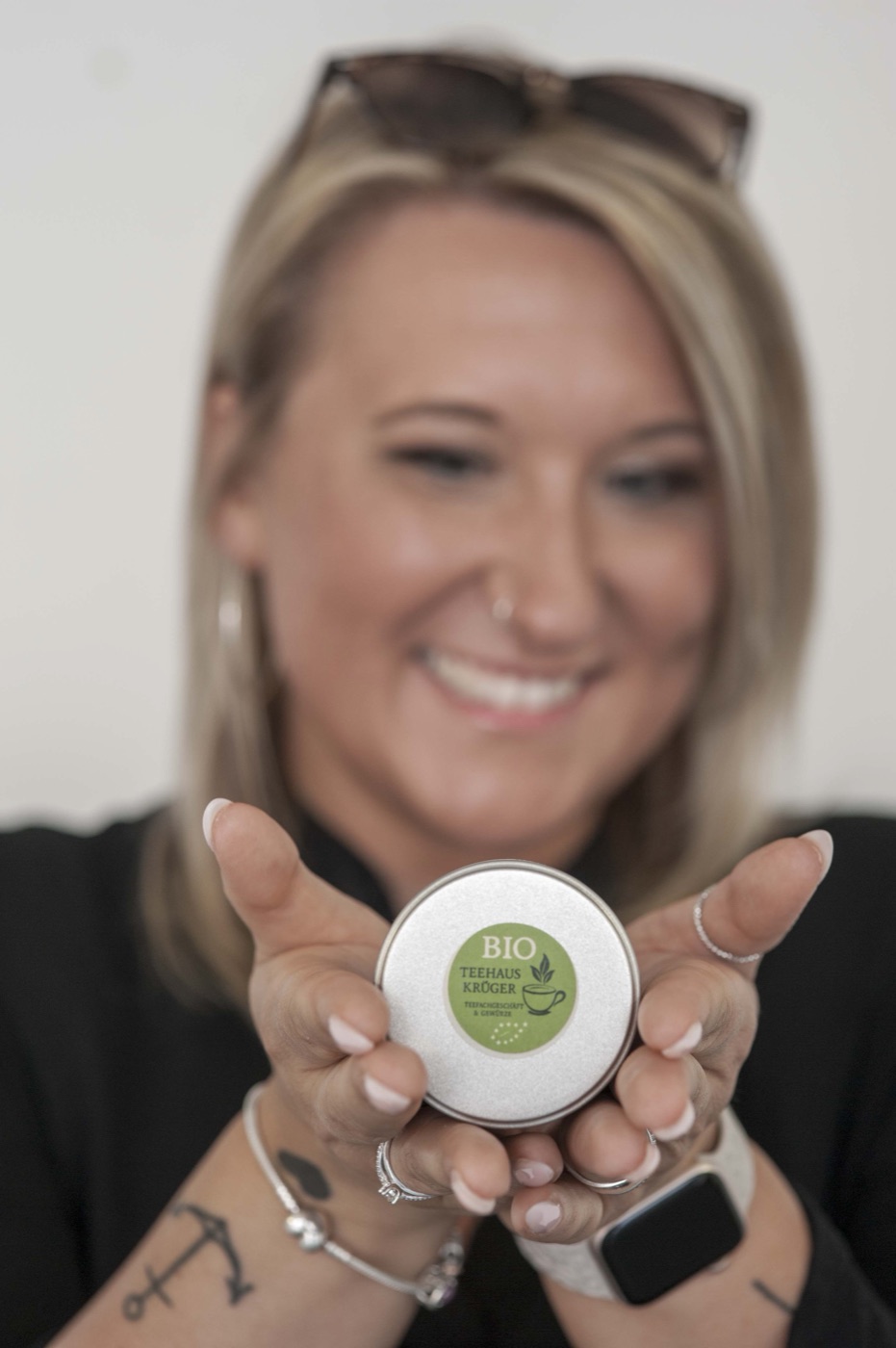 UGC Produktfoto: Bio-Produkt in der Hand