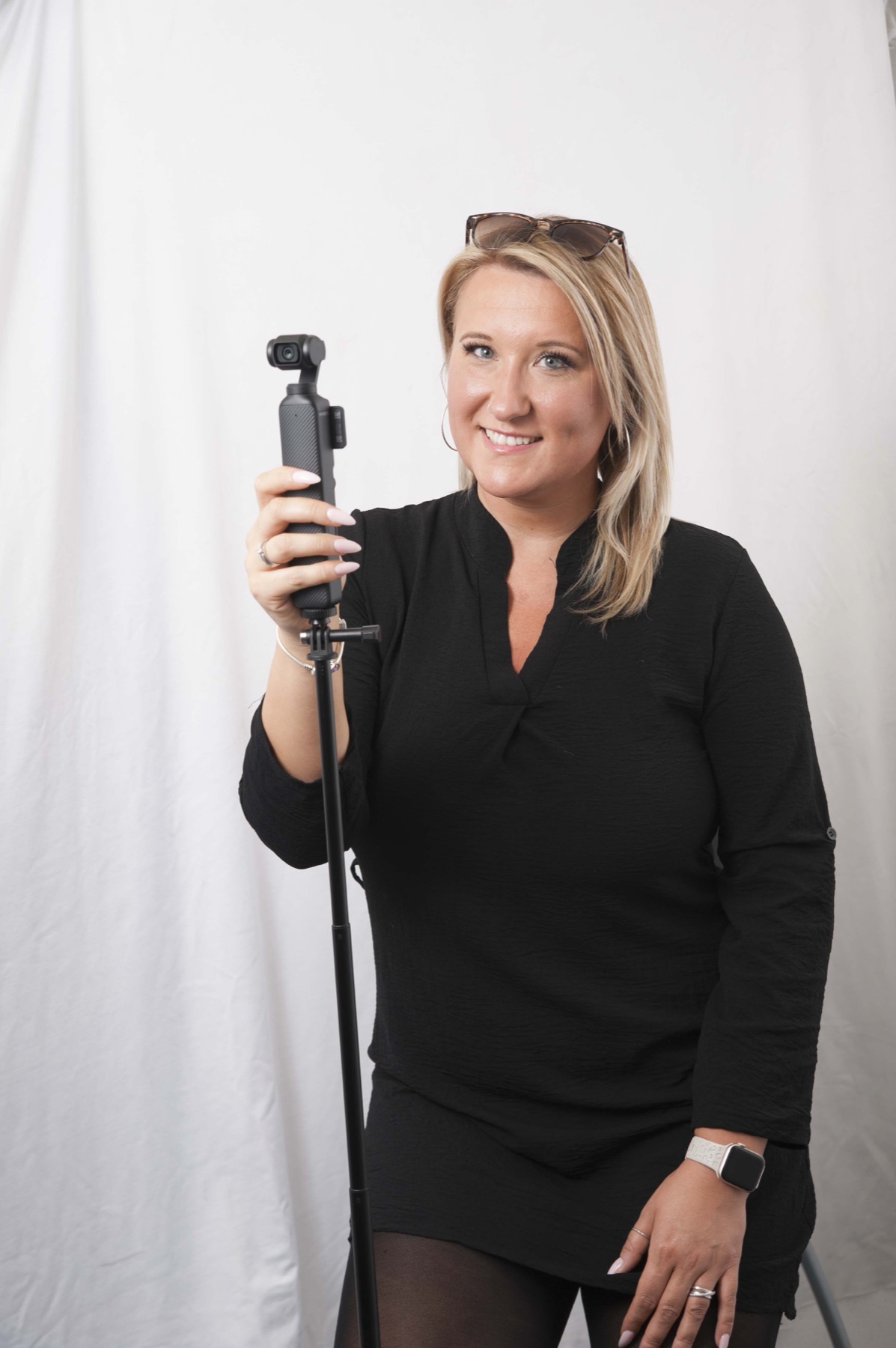 Jaqueline Bernbeck mit Kamera-Equipment, Portrait der UGC Content Creatorin