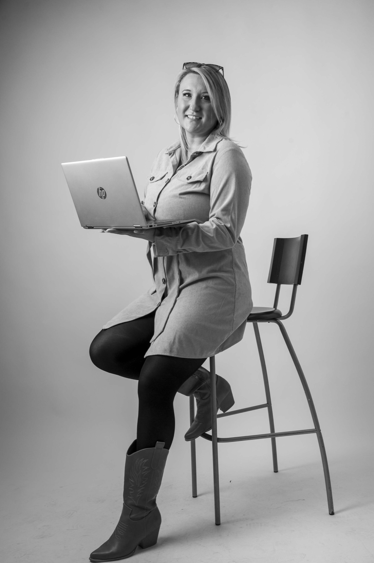 Jaqueline Bernbeck im professionellen Fotostudio, Schwarz-Weiß-Portrait