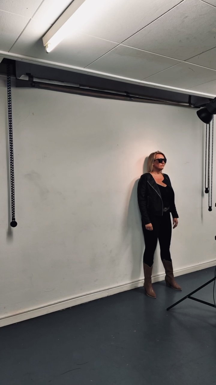 Jaqueline Bernbeck bei einem professionellen Foto-Shooting im Studio